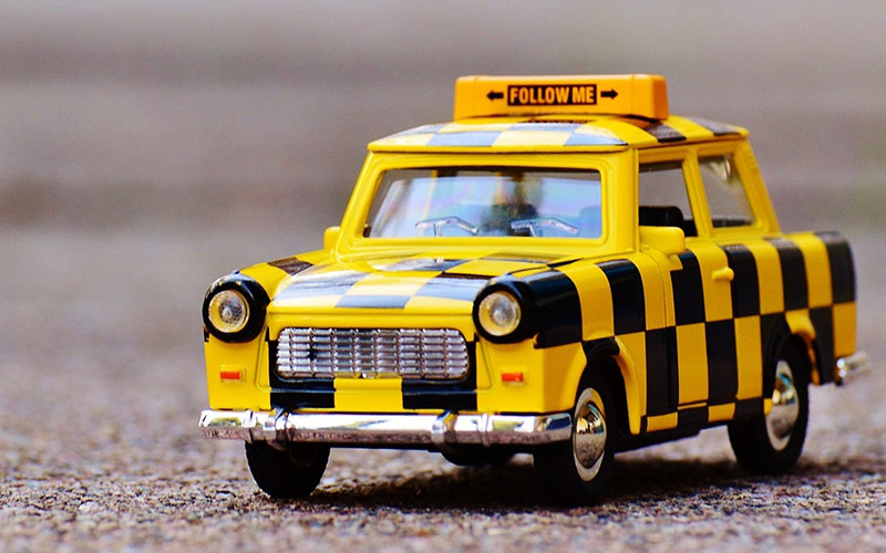 Imagem de um carro de brincar Follow Me de aeroporto a simbolizar uma estratégia para ganhar seguidores no Instagram