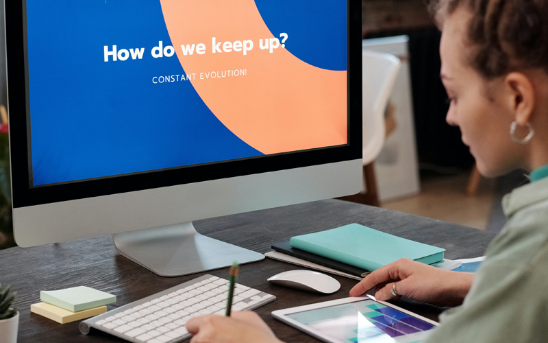 Mulher em frente a computador com a frase "How do we keep up?" no ecran para simbolizar as dúvidas relativamente ao público-alvo online