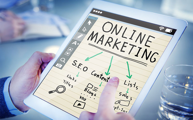 Tablet com imagem de um plano de marketing digital que inclui SEO